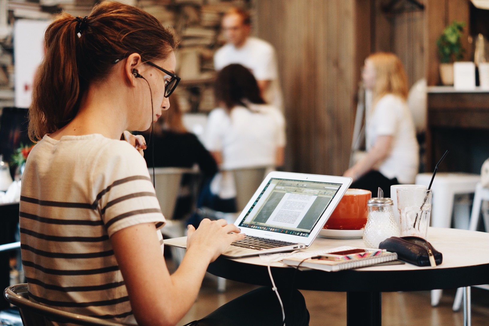 a-girl-using-laptop-in-a-cafe_t20_eoqxzv